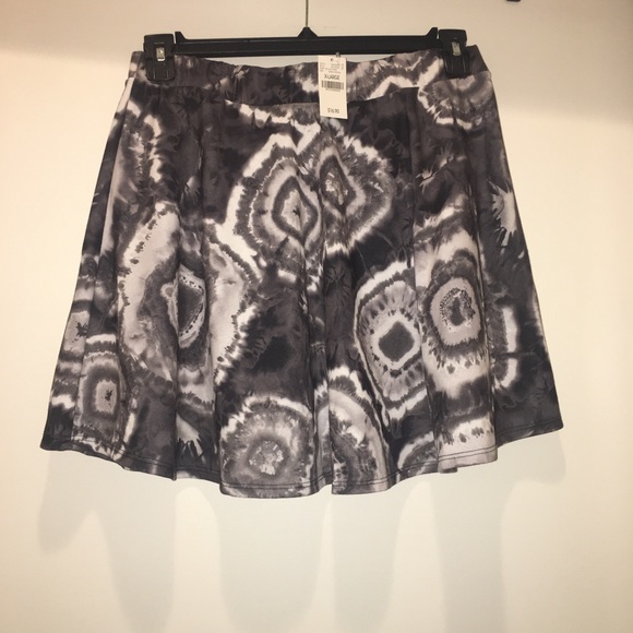 Wet Seal Dresses & Skirts - ♦️NWT♦️Black & White Tye-Dyed Skater Skirt